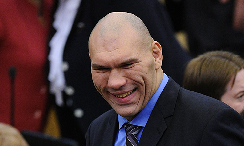 Депутат Госдумы РФ Николай Валуев (на дальнем плане) на первом пленарном заседании Государственной Думы РФ шестого созыва.