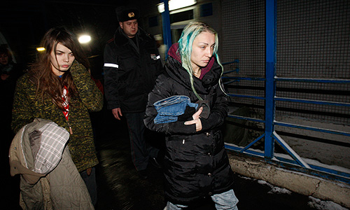 Участницы FEMEN Инна Шевченко и Оксана Шачко у районной больницы города Ельск. Активистки FEMEN заявляют об издевательствах и насилии со стороны белорусских спецслужб.