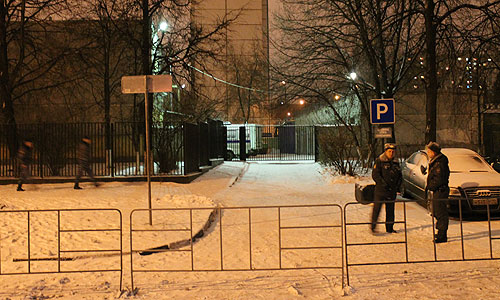 Оцепление у спецприемника на Симферопольском бульваре