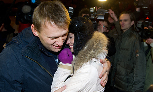 Блогер Алексей Навальный, задержанный во время акции протеста "За честные выборы", с супругой Юлией.