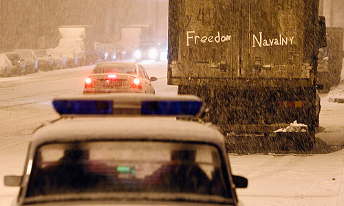 Примерно в 2:35 мск А.Навальный вышел из здания отдела полиции по району Марьинский парк, куда был перевезен из спецприемника. Собравшимся многочисленным журналистам, которые наряду со сторонниками встречали А.Навального у выхода с территории отдела полиции по району Марьинский парк, он сказал, что будет жаловаться на насильственные перемещения его из спецприемника в районный отдел.