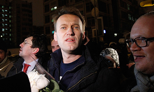 Примерно в 2:35 мск А.Навальный вышел из здания отдела полиции по району Марьинский парк, куда был перевезен из спецприемника. Собравшимся многочисленным журналистам, которые наряду со сторонниками встречали А.Навального у выхода с территории отдела полиции по району Марьинский парк, он сказал, что будет жаловаться на насильственные перемещения его из спецприемника в районный отдел.