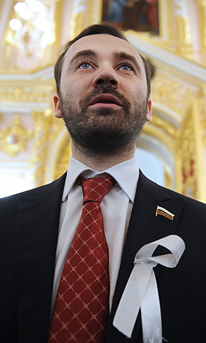 Депутат Госдумы РФ Илья Пономарев перед началом ежегодного послания президента России Дмитрия Медведева Федеральному Собранию РФ в Георгиевском зале Кремля.