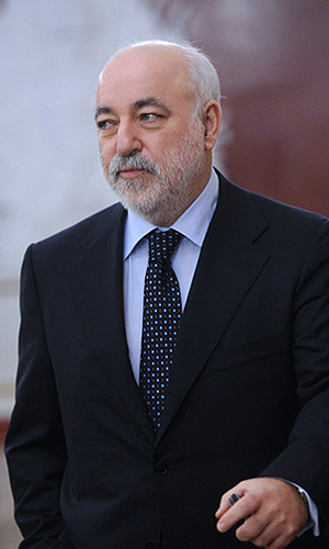 Президент фонда "Сколково" Виктор Вексельберг перед началом ежегодного послания президента России Дмитрия Медведева Федеральному Собранию РФ в Георгиевском зале Кремля.