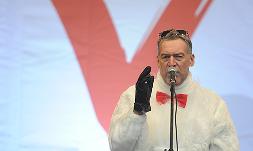 Музыкальный критик Артемий Троицкий на митинге оппозиции "За честные выборы" на проспекте Сахарова.