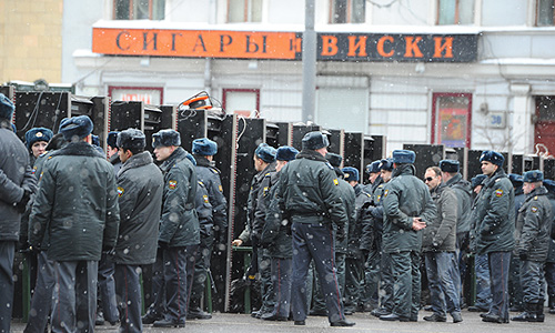 Полицейское оцепление на месте проведения митинга оппозиции "За честные выборы" на проспекте Сахарова.