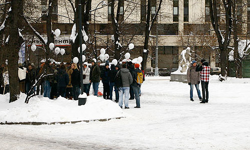 Представитель оргкомитета митинга, член бюро движения "Солидарность" Александр Рыклин заявил, что уже около 40 тыс. человек пришли на проспект Академика Сахарова в центре Москвы. "Митинг еще не начался, но здесь уже порядка 40 тыс. человек. Люди продолжают подходить", - сказал он "Интерфаксу". По его словам, обстановка в районе проведения санкционированного митинга остается спокойной, общественный порядок никто не нарушает.