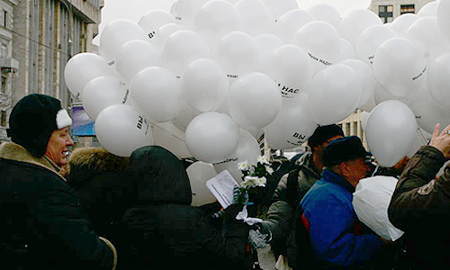 Представитель оргкомитета митинга, член бюро движения "Солидарность" Александр Рыклин заявил, что уже около 40 тыс. человек пришли на проспект Академика Сахарова в центре Москвы. "Митинг еще не начался, но здесь уже порядка 40 тыс. человек. Люди продолжают подходить", - сказал он "Интерфаксу". По его словам, обстановка в районе проведения санкционированного митинга остается спокойной, общественный порядок никто не нарушает.