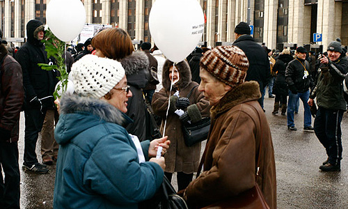Представитель оргкомитета митинга, член бюро движения "Солидарность" Александр Рыклин заявил, что уже около 40 тыс. человек пришли на проспект Академика Сахарова в центре Москвы. "Митинг еще не начался, но здесь уже порядка 40 тыс. человек. Люди продолжают подходить", - сказал он "Интерфаксу". По его словам, обстановка в районе проведения санкционированного митинга остается спокойной, общественный порядок никто не нарушает.