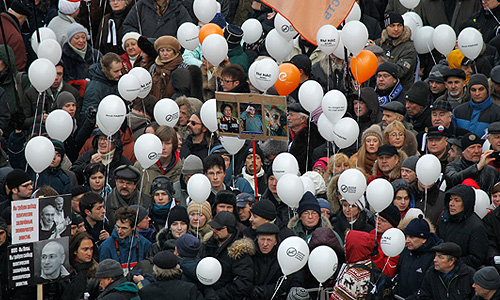 По официальным данным МВД, на проспекте Сахарова, где в субботу проходит митинг оппозиции, собралось порядка 28 тыс. человек, сообщил "Интерфаксу" официальный представитель МВД РФ Валерий Грибакин, ссылаясь на данные оперативного штаба министерства. "По официальным данным, на митинге собралось 28 тыс. человек", - подчеркнул он.