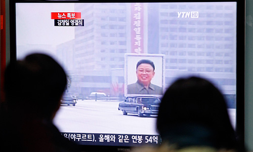 Дикторы телевидения и радио, освещающие похороны, в эфире не могут скрыть эмоции. "Даже земля, реки, деревья, кажется, трясутся в знак скорби при звуках горького плача военных и народа", - говорится в сообщении.