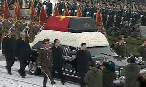 Телевизионная картинка продемонстрировала катафалк с телом Ким Чен Ира, который пешком сопровождал его младший сын и наследник Ким Чен Ын.