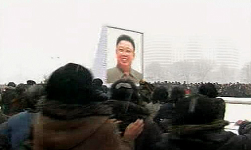 СМИ Южной Кореи уточняют, что тело Ким Чен Ира будет покоиться в стеклянном саркофаге вместе с телом его отца во дворце Кымсусан. Вместе с телом В усыпальнице будут выставлены автомобиль Ким Чен Ира, вагон спецпоезда, одежда и рабочий стол.