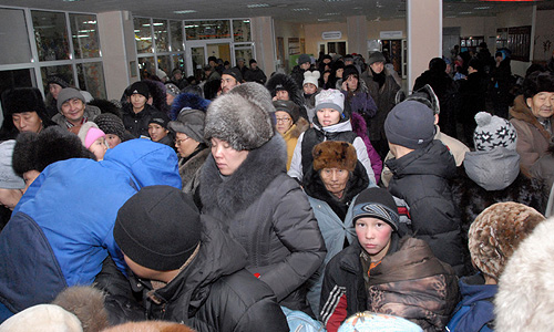 В качестве временного убежища тем, кто опасается повторных толчков, власти предложили переночевать в детских садах, школах и спорткомплексе "Субедей".