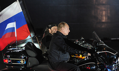 Премьер-министр РФ Владимир Путин и президент байк-клуба "Ночные волки" Александр Залдостанов (Хирург) на XVI международном шоу мотоциклистов "Эпилог".