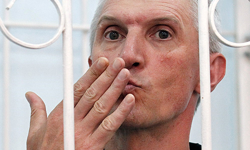 Лебедев, улыбавшийся в начале оглашения приговора, его завершение встретил с непроницаемым лицом. Сухо сообщил судье, что решение ему понятно, но нужно его прочитать. В зале царила тишина.