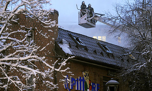 По факту взрыва в ресторане на юго-западе Москвы возбуждено уголовное дело по двум статьям УК РФ, заявила "Интерфаксу" Виктория Цыпленкова, официальные представитель Главного следственного управления СК РФ по Москве: "Дело возбуждено по признакам преступлений, предусмотренных ст.109 УК РФ (причинение смерти не неосторожности) и ст.238 УК РФ (оказание услуг, не отвечающих требованиям безопасности)"