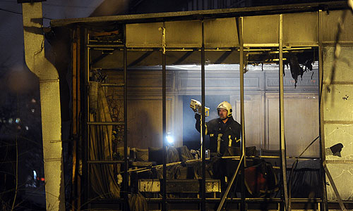 В здании полностью выбиты все стекла, произошла частичная деформация стен