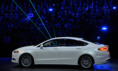 Автомобиль Ford Fusion 2013 года.