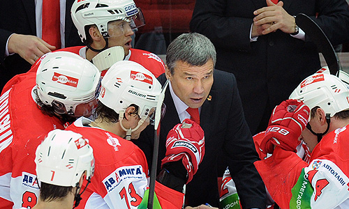 Главный тренер "Спартака" Андрей Сидоренко (в центре) на матче чемпионата КХЛ: "Спартак" (Москва) – ЦСКА (Москва) – 1:3.