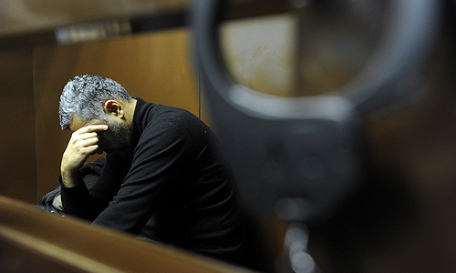 Ресторан Il Pittore, где в конце новогодних праздников взорвался газовый баллон, прошлым летом пытались поджечь, утверждает адвокат владельца заведения. "Такой факт был, бутылку с зажигательной смесью бросали прошлым летом", - ответил адвокат Арман Джаракян на вопросы о возможных причинах взрыва. "В любом случае, причины недавнего взрыва будет устанавливать экспертиза",- сказал защитник.