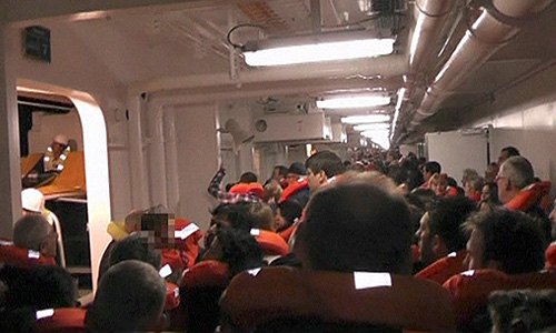 В Италии продолжается расследование крушение круизного лайнера Costa Concordia, на борту которого находились 4,2 тыс. человек. Владелец суда возложил вину на капитана. Число погибших достигло шести, россиян среди них нет. Соотечественники уже возвращаются домой.