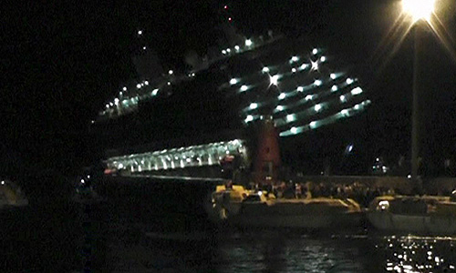 В Италии продолжается расследование крушение круизного лайнера Costa Concordia, на борту которого находились 4,2 тыс. человек. Владелец суда возложил вину на капитана. Число погибших достигло шести, россиян среди них нет. Соотечественники уже возвращаются домой.