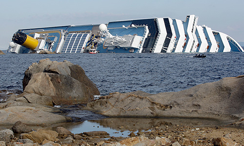 Круизный лайнер Costa Concordia, на борту которого находились более 4,2 тыс. человек, в том числе 111 российских граждан, в ночь на 14 января сел на мель близ острова Джильо у побережья итальянской области Тоскана, после чего затонул.