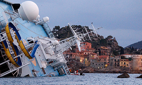 В воскресенье итальянская прокуратура объявила о задержании капитана судна Франческо Скеттино. Предположительно, он несет ответственность за гибель людей, так как вместо того, чтобы руководить операцией по спасению пассажиров, спешно покинул судно.
