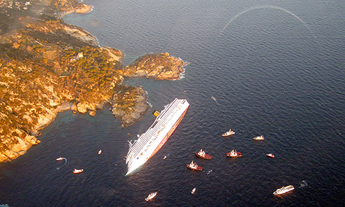 В воскресенье итальянская прокуратура объявила о задержании капитана судна Франческо Скеттино. Предположительно, он несет ответственность за гибель людей, так как вместо того, чтобы руководить операцией по спасению пассажиров, спешно покинул судно.