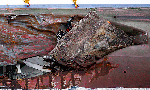 В понедельник стало известно, что крушение берегов Италии, по последним данным, привело к гибели шести человек. Итальянские спасатели сообщили, что в понедельник рано утром в районе острова Джильо обнаружили труп мужчины. До этого сообщалось о пяти погибших и 15 пропавших без вести.