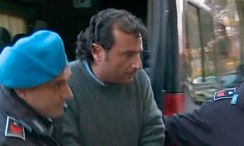 Капитан круизного лайнера Costa Concordia, потерпевшего крушение у берегов Италии, Франческо Скеттино в ночь на среду был освобожден из-под стражи и помещен под домашний арест, сообщают местные СМИ. Примерно в 2 часа утра по местному времени Ф.Скеттино прибыл домой в итальянской области Кампания. Он обвиняется в непреднамеренном убийстве людей, так как покинул судно до окончания эвакуации пассажиров. В прокуратуре считают, что капитану грозят до 15 лет тюрьмы.