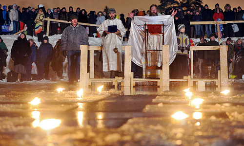 В 47 местах, оборудованных для купания, в ночь на Крещение окунулись 91,5 тыс. москвичей. Это почти в два раза больше, чем год назад, когда к крещенским купелям пришли 58 тыс. человек.