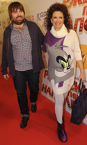 Актриса Эвелина Бледанс с мужем Дмитрием на премьере фильма "Ржевский против Наполеона" режиссера Марюса Вайсберга в кинотеатре "Октябрь".