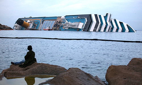Итальянские власти говорят, что полузатонувший круизный лайнер "Коста Конкордия" в результате волнения на море может опрокинуться и полностью уйти под воду, передает Би-би-си. Они считают, что вероятность такого развития событий весьма велика. Судно лежит правым бортом на подводном уступе возле острова Джильо.