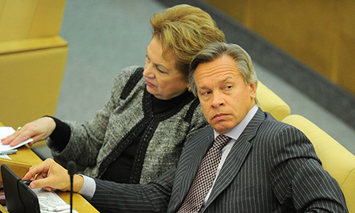 Заместитель Председателя Государственной Думы РФ Людмила Швецова и председатель комитета Государственной Думы РФ по международным делам Алексей Пушков на заседании Госдумы РФ.