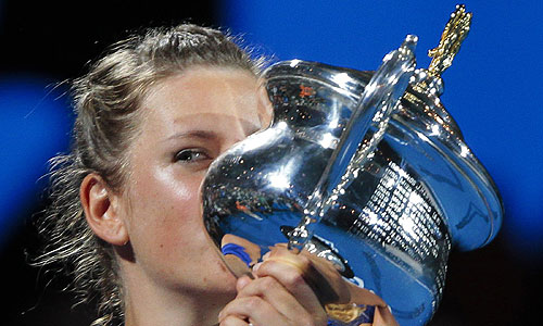 Белорусская теннисистка Виктория Азаренко выиграла открытый чемпионат Австралии и с 30 января впервые возглавит мировой рейтинг Женской теннисной ассоциации (WTA). В финальном матче, состоявшемся в субботу в Мельбурне, 22-летняя В.Азаренко выиграла у 24-летней российской теннисистки Марии Шараповой - 6:3, 6:0. Это первая победа В.Азаренко в турнирах серии "Большого шлема".