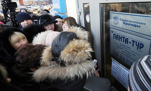 Пострадавшие у входа в главный офис туристической компании "Ланта-тур", объявившей о своем банкротстве.