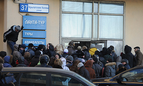 В центральном офисе компании "Ланта-тур вояж" начата выдача паспортов невыехавшим туристам и прием заявлений на получение компенсации, сообщили порталу "Интерфакс-Туризм" в офисе туроператора. По словам собеседника агентства, в центральном офисе можно узнать о местонахождении паспорта: в одном из офисов или в консульстве. "Консульства обещали вернуть паспорта частями в течение недели. Более точной информацией в офисе "Ланта-тур вояж" пока не располагают. Для получения загранпаспорта необходим внутренний паспорт", - сообщили в офисе.