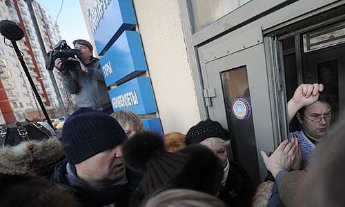 Пострадавшие у главного офиса туристической компании "Ланта-тур", объявившей о своем банкротстве.