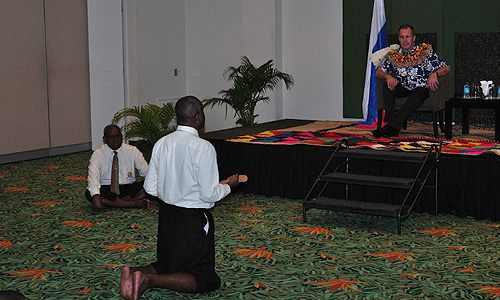 Сергей Лавров и премьер-министр Фиджи Фрэнк Баинимарама сидели на постаменте, причем на главу МИД РФ надели цветочный венок. У подножия постамента местные жители в традиционных одеждах разыграли древний ритуал, которым было принято встречать мореплавателей.