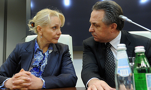 Генеральный директор компании "Ланта-тур" Людмила Пучкова и министр спорта, туризма и молодежной политики РФ Виталий Мутко (слева направо) на пресс-конференции, посвященной подписанию соглашения о предоставлении банком ВТБ кредита на 7 миллионов долларов туроператору "Ланта-тур", который на днях прекратил свою деятельность из-за долгов.