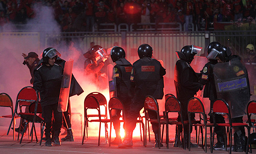 В четверг вечером демонстранты вступили в столкновения с сотрудниками органов правопорядка у здания МВД Египта в Каире. Полиция Египта применила слезоточивый газ для разгона демонстрации у министерства внутренних дел, в результате чего множество протестующих были ранены. Ночью ситуация в Каире не сильно изменилась: сотни протестующих оставались на улицах, в том числе и в непосредственной близости от здания МВД страны.