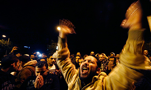 В четверг вечером демонстранты вступили в столкновения с сотрудниками органов правопорядка у здания МВД Египта в Каире. Полиция Египта применила слезоточивый газ для разгона демонстрации у министерства внутренних дел, в результате чего множество протестующих были ранены. Ночью ситуация в Каире не сильно изменилась: сотни протестующих оставались на улицах, в том числе и в непосредственной близости от здания МВД страны.