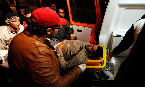 В центре Каира возобновились столкновения между египетской полицией и демонстрантами, требующими расследования причин гибели десятков футбольных болельщиков после матча в Порт-Саиде в среду.