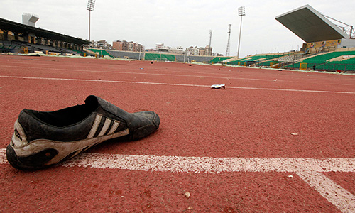 Демонстранты обвиняют военных в преднамеренном убийстве болельщиков из-за их роли в восстании, приведшем к свержению президента страны Хосни Мубарака в прошлом году. В числе вышедших на улицы - радикально настроенные фанаты футбольного клуба "Аль-Ахли".