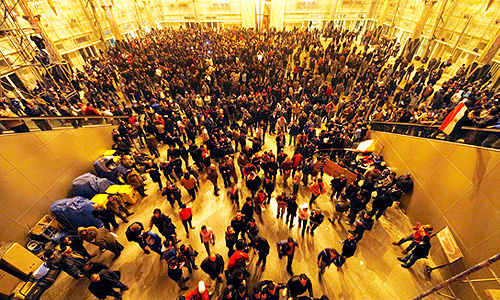 Демонстранты обвиняют военных в преднамеренном убийстве болельщиков из-за их роли в восстании, приведшем к свержению президента страны Хосни Мубарака в прошлом году. В числе вышедших на улицы - радикально настроенные фанаты футбольного клуба "Аль-Ахли".