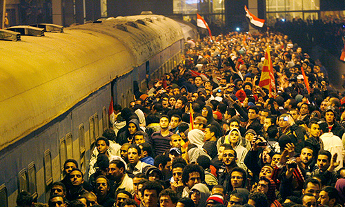 Демонстранты обвиняют военных в преднамеренном убийстве болельщиков из-за их роли в восстании, приведшем к свержению президента страны Хосни Мубарака в прошлом году. В числе вышедших на улицы - радикально настроенные фанаты футбольного клуба "Аль-Ахли".