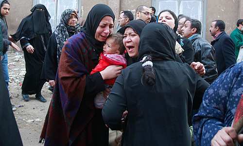 В центре Каира возобновились столкновения между египетской полицией и демонстрантами, требующими расследования причин гибели десятков футбольных болельщиков после матча в Порт-Саиде в среду.