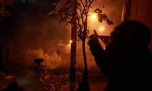 В центре Каира возобновились столкновения между египетской полицией и демонстрантами, требующими расследования причин гибели десятков футбольных болельщиков после матча в Порт-Саиде в среду.